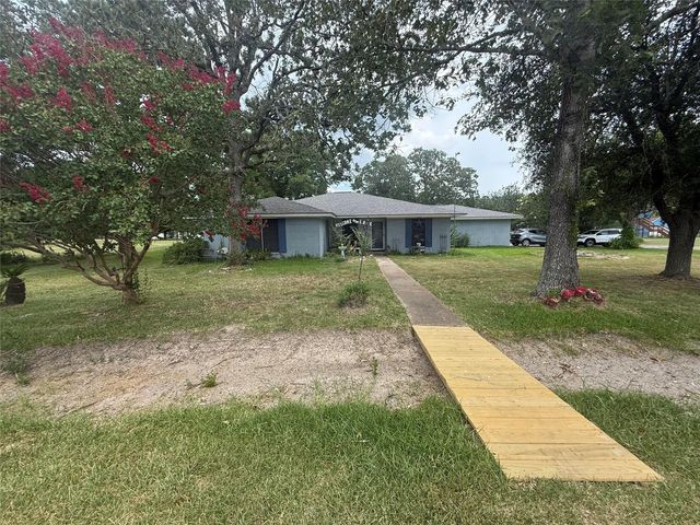 15 Meadow Lake Dr, Trinity, TX 75862