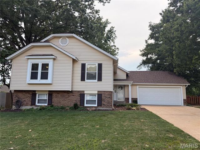 746 Galway Dr, Ballwin, MO 63021