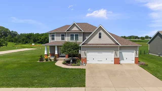 6104 Fillmore St, Davenport, IA 52806