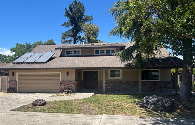 2227 Gainsborough Ave, Santa Rosa, CA 95405
