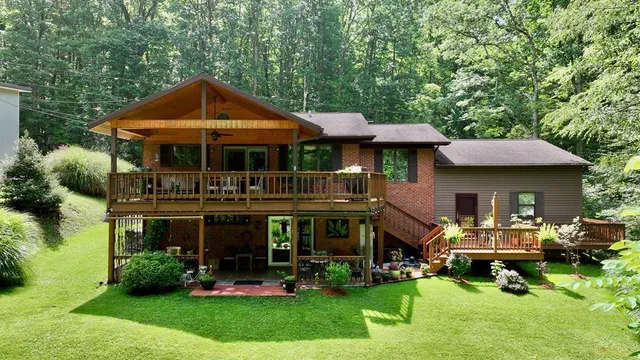 142 Flat Top Lake Rd, Ghent, WV 25843