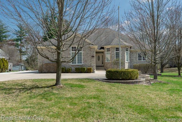 85 Orchardale Dr, Rochester Hills, MI 48309