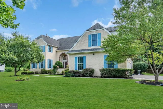 7 Chaucer Ct, West Windsor, NJ 08550