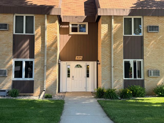 723 15th Ave NE, Aberdeen, SD 57401