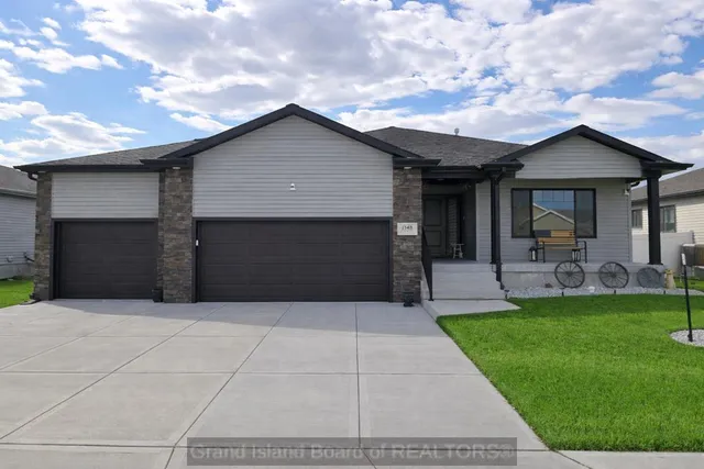 1548 Stonewood Ave, Grand Island, NE 68803
