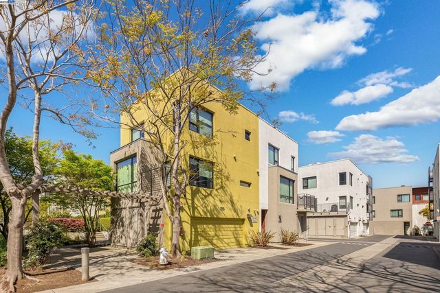 402 Palisade Dr, Oakland, CA 94607