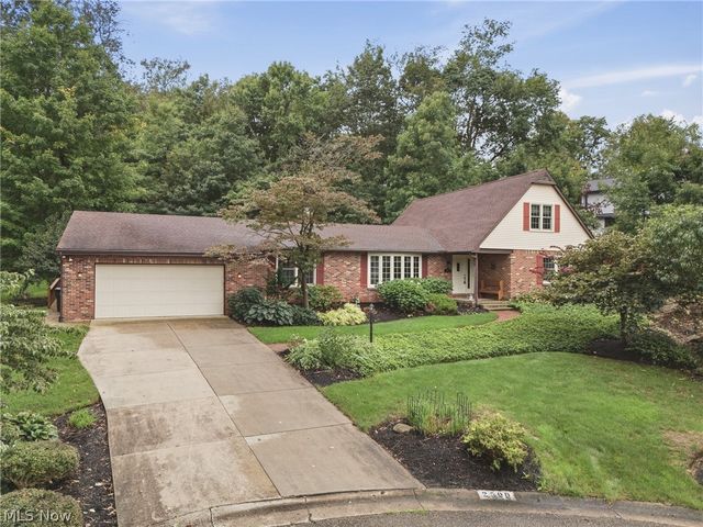 2500 Treetop Cir NE, Canton, OH 44705