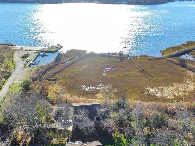 21 Beverly Ct, Moriches, NY 11955
