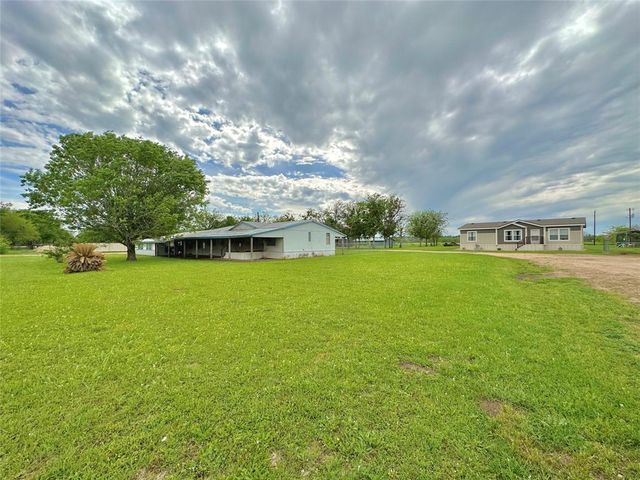 641 NW Loop 230, Smithville, TX 78957