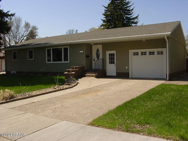 1521 7th Ave NW, East Grand Forks, MN 56721
