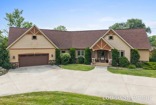 17797 168th Ave, Spring Lake, MI 49456