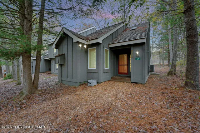 54 Downhill, Lake Harmony, PA 18624
