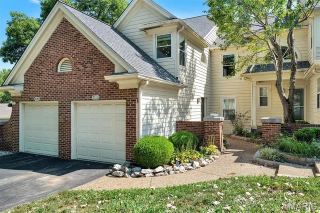 3018 Autumn Shores Dr, Maryland Heights, MO 63043