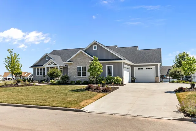 3001 W  Old Oak Dr, Appleton, WI 54913