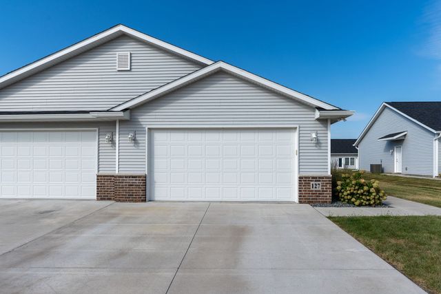127 Beacon Harbor Pkwy, East Moline, IL 61244