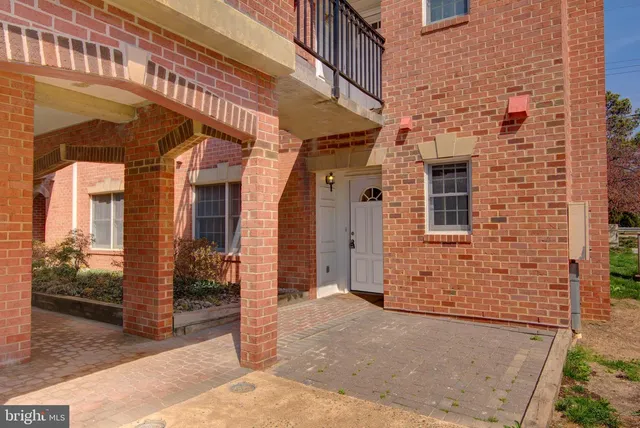 6908 Fairfax Dr #100, Arlington, VA 22213