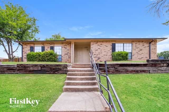 1300 Royal Oak Dr, Desoto, TX 75115