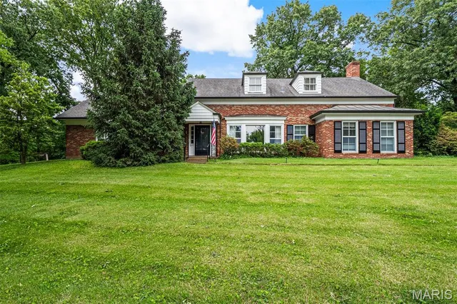 7 Robin Hill Ln, Saint Louis, MO 63124