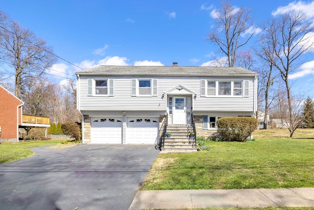 352 Sigwin Dr, Fairfield, CT 06824