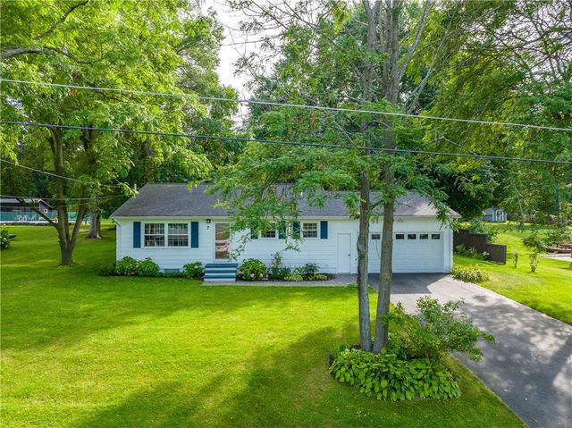 7 Hillcrest Dr, Bloomfield, NY 14469