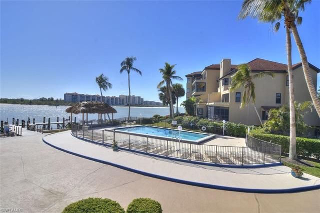 60 Pelican St W #208, Naples, FL 34113
