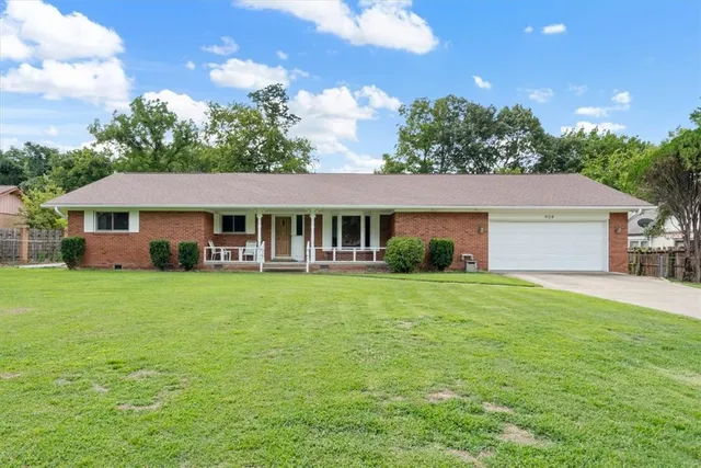 904 W  Elgin St, Siloam Springs, AR 72761