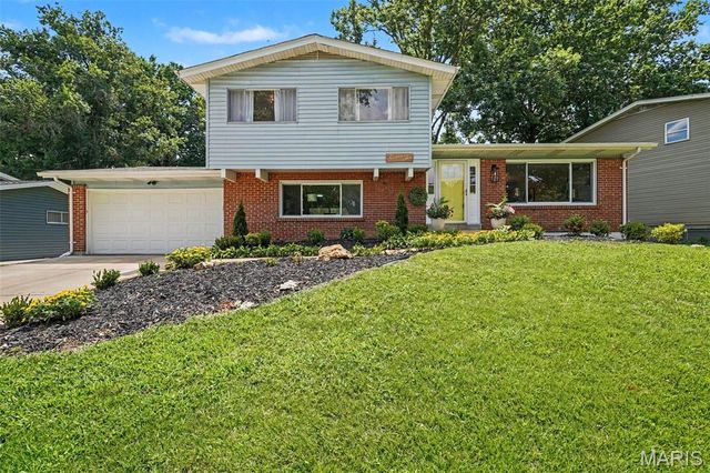 1210 Miremont Dr, Ballwin, MO 63011