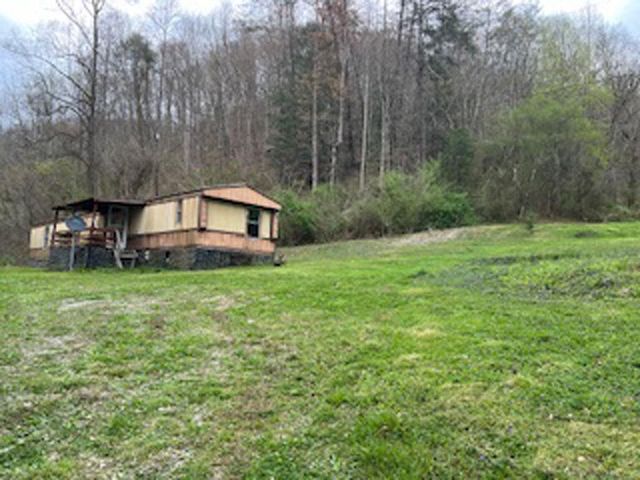 82 Groundhog Rd, Robinson Creek, KY 41560