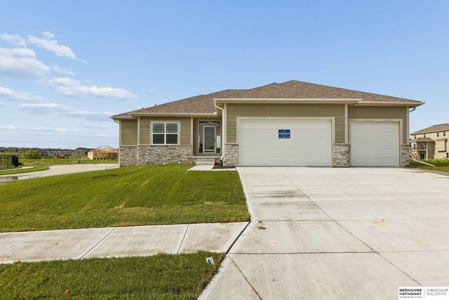 21417 Z St, Elkhorn, NE 68022