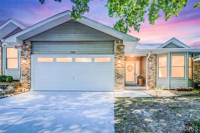 2902 Oakmont Dr #18B, Saint Charles, MO 63301