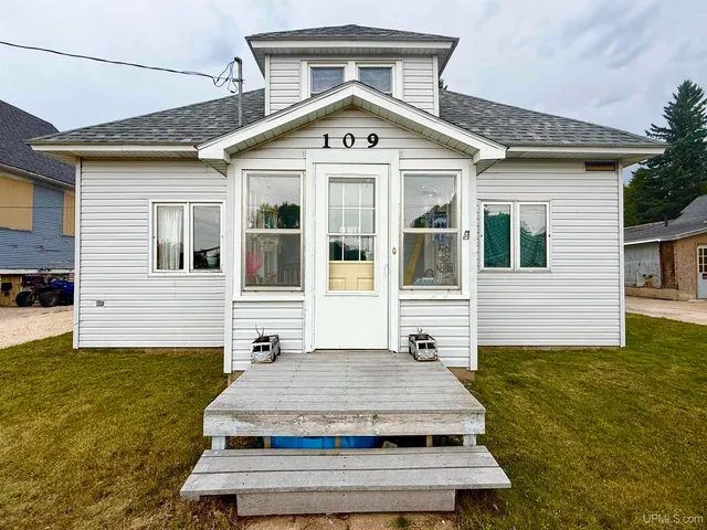 109 N  2nd St, Manistique, MI 49854