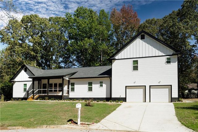 1063 Chapman Ln, Stone Mountain, GA 30088
