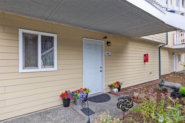8823 Holly Drive #L101, Everett, WA 98208
