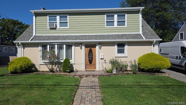 31 N Emerson Avenue, Copiague, NY 11726