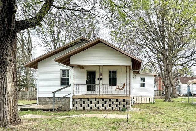 117 S  West St, Nevada, MO 64772
