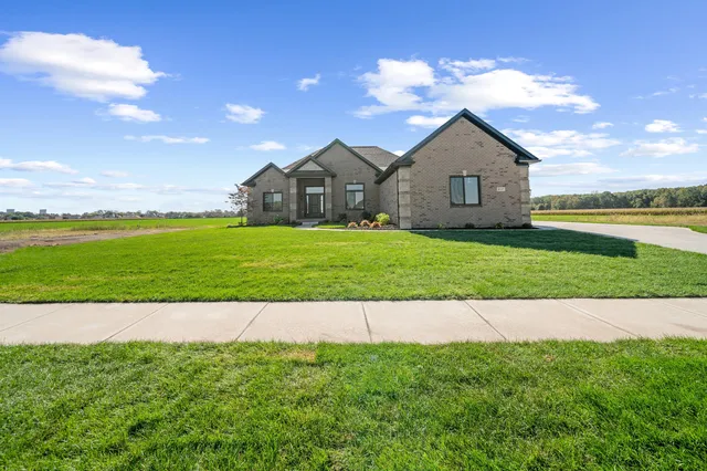 8127 Hunters Ridge Dr, Newport, MI 48166