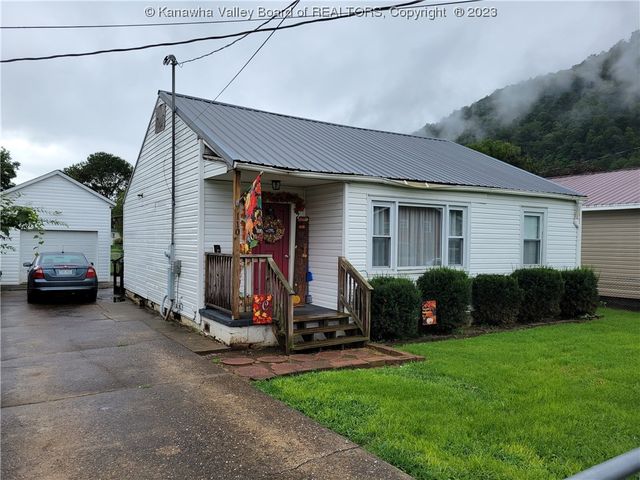 110 Surface St, East Bank, WV 25067