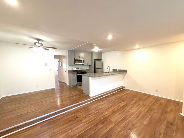 6738 Independence Ave #106, Canoga Park, CA 91303