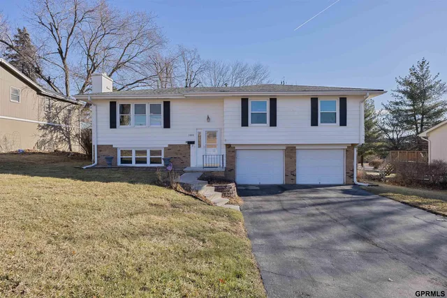 1009 S  Harrison St, Papillion, NE 68046