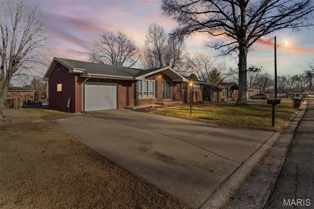 336 Crestview Dr, Wood River, IL 62095