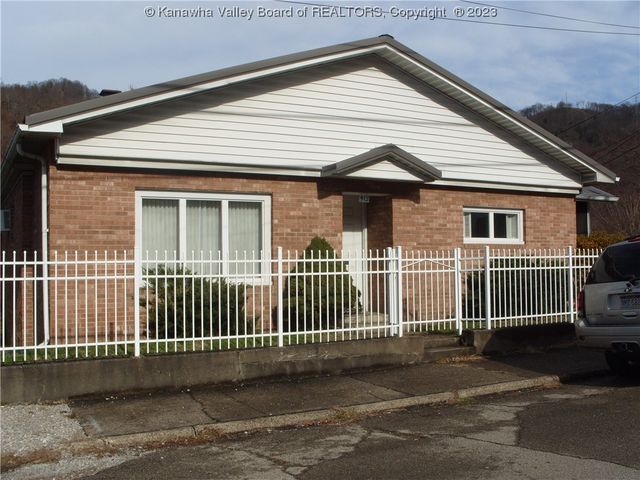512 4th Ave, Montgomery, WV 25136