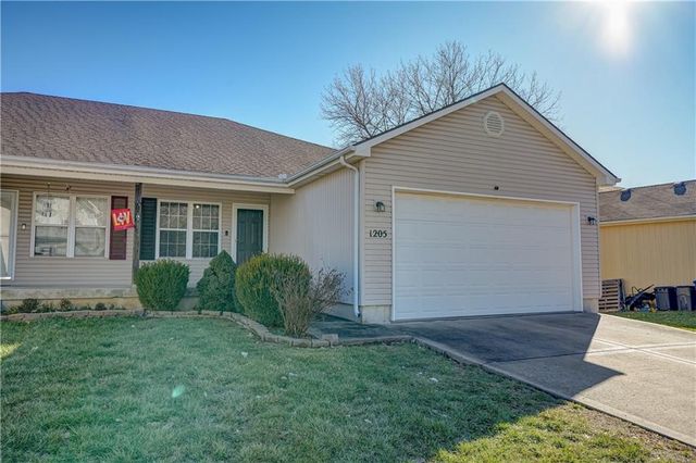 1205 NW Scenic Dr, Grain Valley, MO 64029