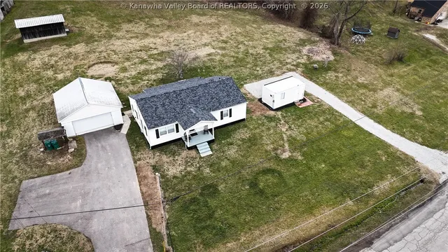293 Cow Creek Rd, Hurricane, WV 25526