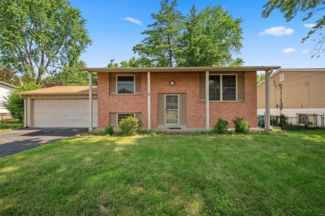 12019 Glenpark Dr, Maryland Heights, MO 63043