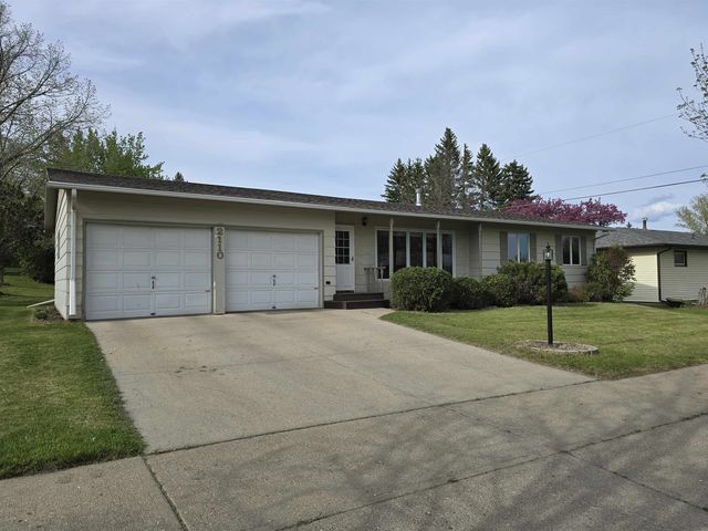 2110 7th Ave NW, Minot, ND 58703