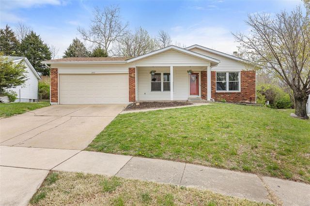 2843 James Christopher Dr, Maryland Heights, MO 63043