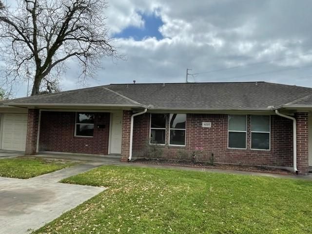 8029 Lawrence St, Hitchcock, TX 77563