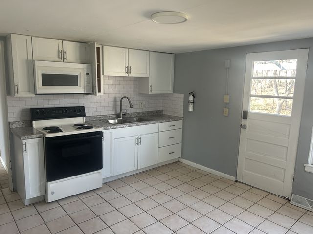 142 Hutchinson St, Kalamazoo, MI 49001