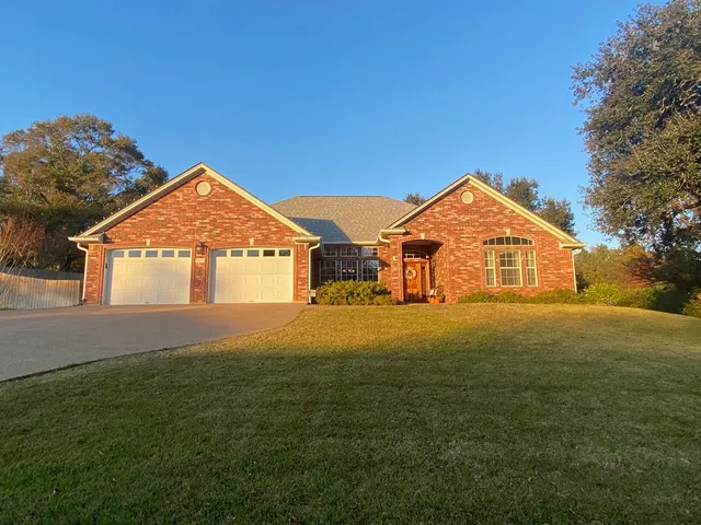 1411 Victoria Dr, Nacogdoches, TX 75965