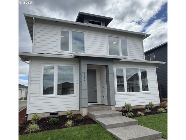 712 Magnolia Ave, Woodburn, OR 97071